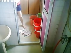 Madura tomando una ducha