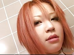 Apretado y busty redhead babe coño acariciar en el baño