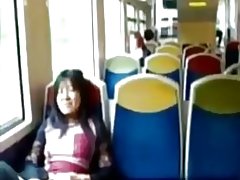 Asiática milf frota su clítoris en un tren.