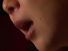 Dos chicas y un chico follan mientras otros