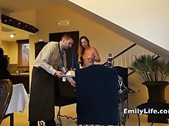 Chicas desnudas Abra la puerta para el servicio de habitaciones