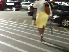 Caderas amplias, milf apretada falda amarilla...