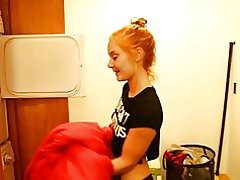 Joven limpia su polla